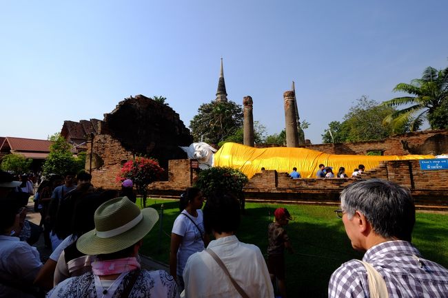 大草原に悠然と横たわる涅槃像