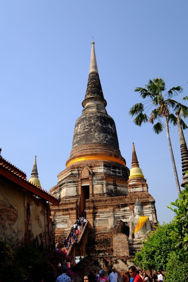 仏塔が見えてきました。<br />階段に多くの人が昇っています