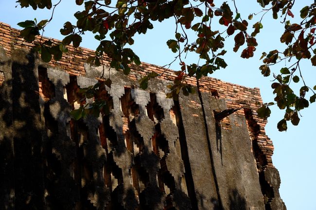 礼拝堂の壁で格子が付いている