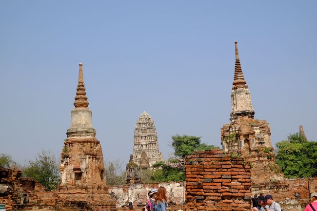 真ん中の仏塔は形が違う