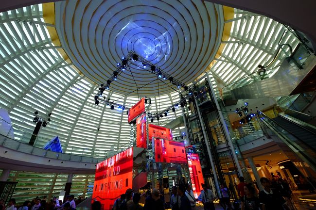 ガラスをふんだんに使用した未来的デザインと、広くて清潔な ホテルのような内装を併せ持ち、さらには劇場、隣にはホテルを兼ね揃えた巨大な コンプレックス