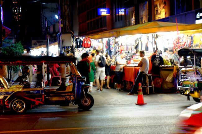 夕食後にナイトマーケットに<br />ナラヤさんでお買い物した方が何人もいました<br />