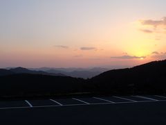 ほんとは翌日の昼間に行く予定だった伊勢志摩スカイライン展望台。
翌日の天気が雨予報だったので、夕日が出てるうちに行ってきました。