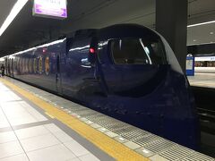 仕事を終わらせて南海難波駅へ。ラピートに乗り込み関西空港へ向かいます。