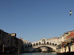 細い水路を抜け、グランドカナルに出ました。ヴェネチアを流れる最も大きな川です。