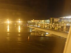 雨模様のバクー。行きに到着したゲートと同じ場所へ飛行機は着きました。