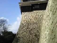 今治から、３１７号線を通り水ヶ峠トンネルを超え、松山城にやって来ました。途中はまだ雪が残っていましたね、スタッドレスタイヤにしてもらってよかった。
