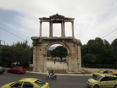 【ハドリアヌスの門 ／Arch of Hadrian】

アテネの都市整備を行ったローマ皇帝ハドリアヌスの功績を称え、
２世紀に建設されました。高さ約１８ｍ、幅１３．５ｍ。

２階からだと遮るものがないので見るのも写真を撮るのもいいね。
(^ー^)(^ー^)