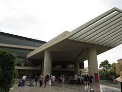 【新アクロポリス博物館 ／New Acropolis Museum】

アクロポリスの東斜面にある旧博物館の収蔵容量が超えてしまったため
２００９年に開館した新しい博物館。。

中には入りませんが夜ご飯とかの相談をしたら
「博物館のカフェもオススメだよ」というので下見にきました。