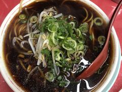 タクシーで移動して新福菜館のラーメン。
初めて食べた時ほどの感動がなくなってきたなぁ。味が薄くなってきた気がする。。。妻はラーメン。自分は焼き飯。ビール小と共に・・