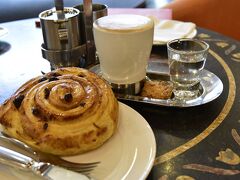 今日は長時間バスに揺られるので、ホテルのベーカリーで軽く済ませます。