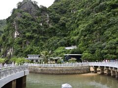 一旦下船してティエンクン鍾乳洞へ。