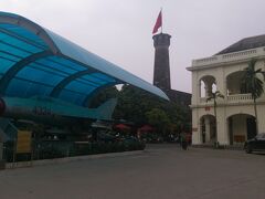 ベトナム軍事歴史博物館に着きました。
早速、チケットを買って入場します。
購入するとき、あと３０分で閉館するけどいいか？と聞かれました。
入り口には国宝の戦闘機が飾ってありました。