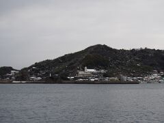 【7】
出航後約25分。神ノ島教会。岬のところには聖マリア像。

神ノ島を越えた辺りから波が強くなってくる。
前方に座った私、カメラに海水がかかりそうで焦る。
そして寒い。とにかく寒い。
