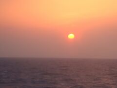 なぜかというと、ちょうど日が沈むのが、フェリー船上から見れるから。