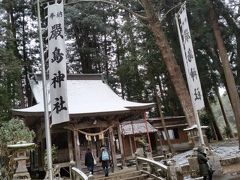 隣に厳島神社があります。小さな祠です。