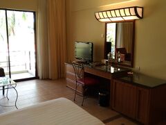 空港からはタクシーでホテルに向かいました。
今回のお宿は、Holiday Villa Beach Resort & Spa Langkawiです。
お昼前に到着しましたが、幸いアーリーチェックインが出来ました。
お部屋の様子1.