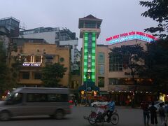 タンロン水上人形劇場のネオンが良い感じです。