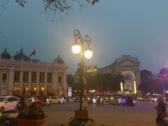 オペラハウス前です。
たくさんの観光客がいました。