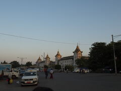 『ヤンゴン中央駅』
そろそろ夕方なのでホテルのほうに戻ります。

途中、見たことあるような建物がありましたが、ヤンゴン中央駅でした。
ちょっと見ておいても良かったかも。