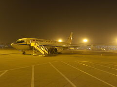 午前6時、北京国際空港着。定刻通りです。

ミャンマーから乗ってきた飛行機。
黄色いライトで異世界があります。