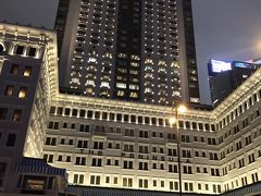 尖沙咀プロムナードを目指す途中にお隣の「ザ・ペニンシュラ」の前を通ります。
高級感が外側から見てわかるほどです
香港では一番有名な高級ホテルですね