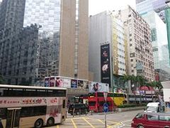 香港で一番の繁華街ネイザンロード
二階建てバスがいきかい、ホテルとブランド店、お土産屋さん、食べ物屋さんが道の両側にあります。