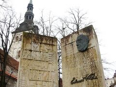 聖ニコラス教会と画家「バーント・ノトケ」像