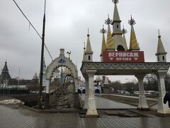 ヴェルニサージュ市場へ。
Partizanskaya駅から徒歩１０分程。
水曜か土日でないとお店があんまり開いてないとのことだったので日曜日に。
朝も９時～とのことだけど早すぎるとあんまり空いてないとネットの情報で見たけど、思っていたよりはあいていた。１１時以降は活気もあり、観光客も増えていたので、行こうと思っているひとは１１時くらいからがおすすめです。