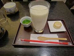 朝が早くてお腹が空いちゃったので、京都駅でお茶
お店を探し回る気力もなく空いていたという理由で鶴屋吉信 IRODORIへ
バニラシェイクに抹茶を混ぜて飲む
イートインだと最中付き

そして、これがあまりに気に入りすぎて翌日もお代わりすることに！