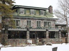 輪王寺のあとの昼ごはんは、明治時代の建物を使った「明治の館」というところへ。 
　もとはここは明治時代に建てられた外国人の別荘だったところを使っています。 有形文化財です。
