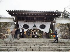 三千院は、最澄（伝教大師）が、比叡山延暦寺を建立した際、東塔に草庵を結んだのが始まりです。その後、慈覚大師円仁に引き継がれ、平安後期以降、皇子皇族が住職を務めた宮門跡となりました。

寺地は時代の流れの中で、比叡山内から近江坂本、そして洛中を幾度か移転し、そのつど寺名も、円融房、梨本坊、梨本門跡、梶井宮と変わりました。

寺地を転々としながら、門跡寺院として発展しました。明治維新後に、現在の地・大原に移り今に至ります。

あとで訪れる勝林院や来迎院などと違って、だいぶ後になってこの地にやってきたのですね～、意外。（三千院が移る前、この地には、延暦寺が、魚山にある寺院を管理するための政所がありました）。