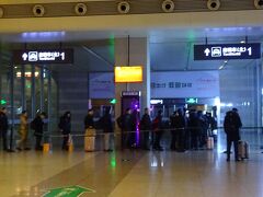 取り合えず虹橋駅に行ってみることにした
並んでいる人がいて、なんだろうと思ったらどうもタクシー待ちの列の模様だ。
