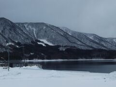 青木湖　向こうに閉鎖された青木湖スキー場も見えます