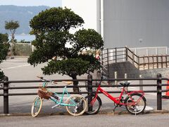 ホテルから鳴門公園まで2キロくらいかなって思ってたら、3.5キロもあった！
しかも、最後は上り坂だし。

まぁ、帰りは下り坂だからね。

鳴門公園バス停近くにある福池商店の前に自転車を停めさせてもらう。