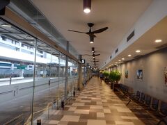 シンガポール空港のＳＡＴＳラウンジで、トラベラーのＪさんとも合流して、ちょっと休憩したら、さっそくブギスバスターミナルに向かいます
前回ダメだったＵｂｅｒに今日こそ初トライ♪
Arrival Pick-upでゲート番号も指定されるので、わかりやすいです