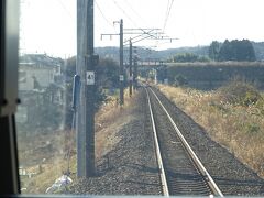 常磐線は単線。

そういえば、次の逢隈駅は出口が一番前だったな…　ということは、このスマホ兄ちゃん降りるかも知れないな、などと考える。
結果的に何回も乗っている区間なので、だんだん詳しくなってる（笑）