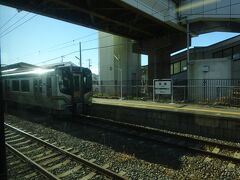 亘理駅。
仙台行き電車とすれ違い。
