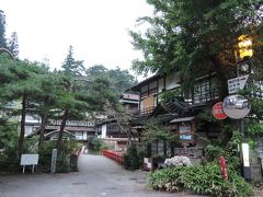 　四万温泉・積善館本館の前に到着しました。
　渓谷に沿ってある温泉街の道は極めて細く、辿り着くまでには苦労しました。
　それなのに、本館の駐車場は満杯です。なので、宿の人に教えられた新館の佳松亭の駐車場へ入れるため、細道を戻り、山腹を縫うように通っている国道353に出てから佳松亭山の駐車場に入れました。