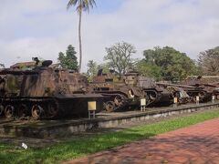 　ホテルまではまだまだ距離があります。
　その途中、戦車が並ぶ「歴史革命博物館」がありました。