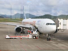 帰りもやはり満席でした。ですので、キャンセル待ちを依頼してから展望デッキで乗ってきた機材を撮影します。
やはりJA604Aですね。

さてこの後はレンタカーで島を巡ります。