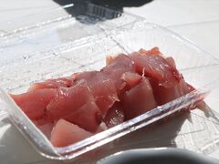今回私たちが食したのはマルハ鮮魚店の刺身です！
マグロがうんまーーーい！ビールが飲みたくなりますが生憎くるまなので我慢。

これは皆様にも食べていただきたい。地元の方々も足繁く通います。