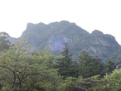 　次は妙義神社です。山登りには遅すぎる15時頃に到着したため、今日は神社にお参りするだけにします。
　写真は、道の駅みょうぎの駐車場から見た妙義山。
　急峻な岩峰は、耶馬渓 （大分県中津市）寒霞渓 （小豆島）と並ぶ日本三大奇景の一つに挙げられています。