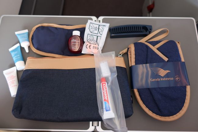 中身はスリッパや、アイマスク、コームや<br />耳栓、歯ブラシ等の必須アイテムに加え<br />CLARINSのクリーム類？とパフュームも…<br /><br />以前は、LOCCITANEだったそうですが<br />いつの間にか、CLARINSに代わってました。<br /><br />私的には、こっちの方が好きかも。<br /><br />トイレに常備されていた、CLARINSの<br />化粧水がすっごく良かった♪<br />乾燥しがちな機内でしたが、これのお蔭で<br />飛行機を降りるまで、肌はモチモチでした。