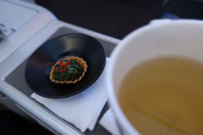 そしてお食事前に…先付？？？<br /><br />パイ生地に、青菜っぽいものが…<br />何気にとっても美味しかった♪<br /><br />そして、お食事タイムまでうとうとして…<br /><br />気がつたら、周りは食事の用意が<br />着々とされているのに、私にはない。<br /><br />あれ？忘れられてる？(￣ー￣?).....??<br />って思って、身体をのび～してみたら<br /><br />「お食事のご用意をしてよろしいでしょうか」<br /><br />と聞いてきた。<br /><br />あぁ…私が休んでいると、思われてたのね。<br />申し訳ない事をしたヾ(´▽｀;)ゝ<br /><br /> 