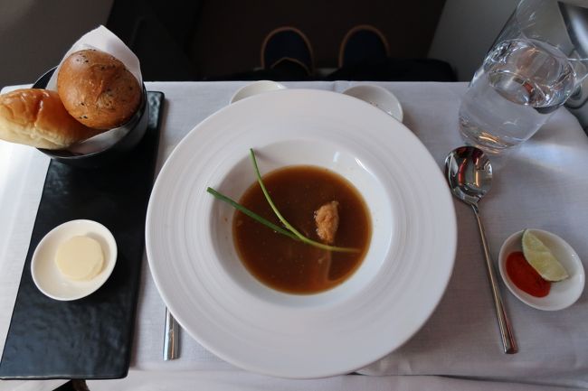 さて、お食事タイムです。<br />洋食、和食、インドネシアから<br />折角なので、インドネシアを選択。<br /><br />まずは前菜のスープ。<br />ソトパダン。<br />インドネシア風春雨のスープ。<br />