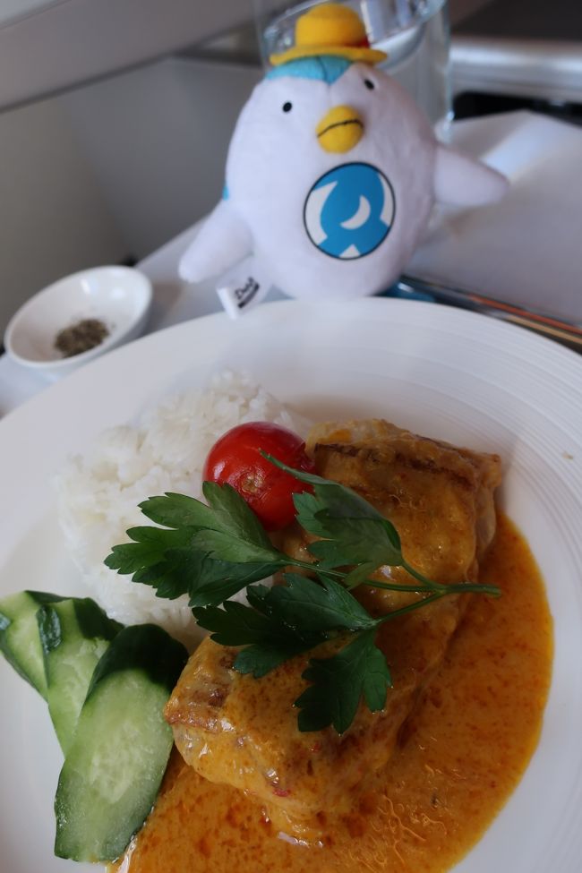 そしてメインもインドネシアで<br />インドネシア風チキンのグリル<br />ジャスミンライス、野菜。<br /><br />マイルドなカレー風味な、チキンです。<br /><br />こちらは、普通に美味しい。<br />キュウリがあまり新鮮そうじゃなかったので<br />残してしまいました。