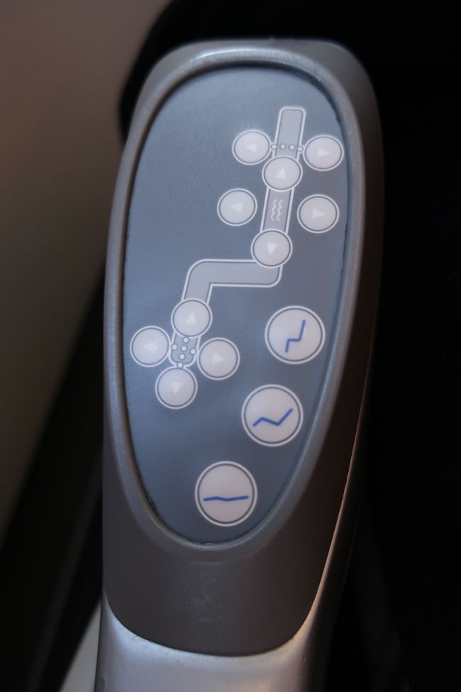 こちらの機体のシートは、180°<br />フラットにはならないんだけど<br />まぁいい感じにリラックスして<br />ウトウトしてたら…<br /><br />気が付いたら日本時間、17：30位。<br /><br />起き出した私に、CAさんが軽食の<br />ご用意がありますよ…と。<br /><br />チキンサンド<br />ナチョス<br />フルーツプレートのどれか。