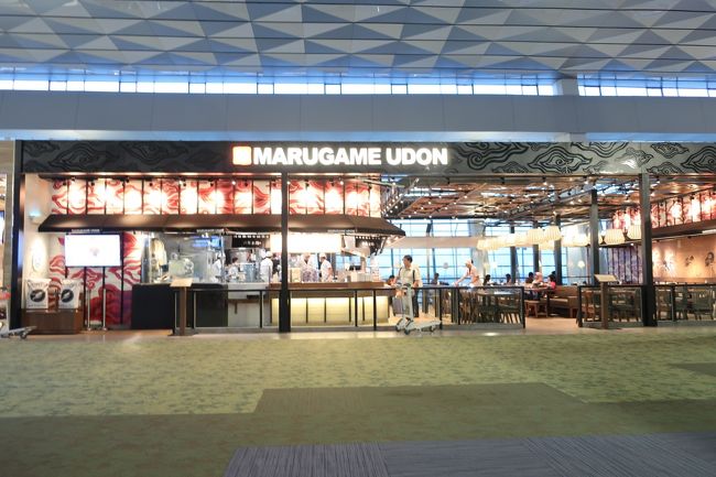 丸亀製麺もある(笑)<br /><br />インドネシアの丸亀製麺…気になる。<br /><br /> <br />でもお腹いっぱいなので、帰りにチャレンジ。<br />メニューだけ見てみる。