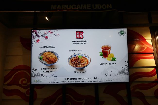 チキンカツカレーとか<br />牛丼らしきものもあった。